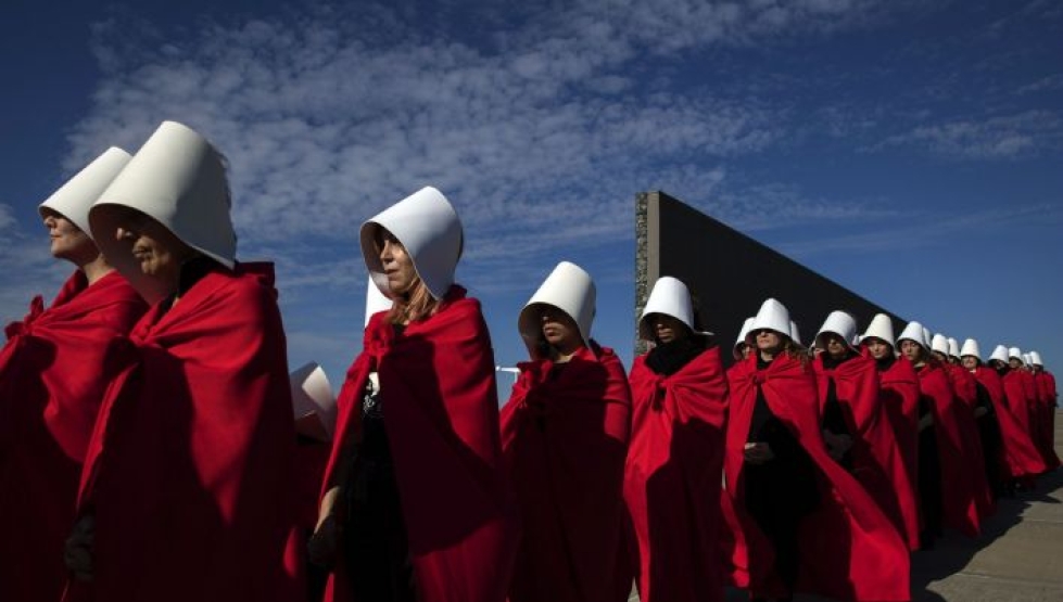 Elokuussa ulkoministeri Timo Soini iloitsi blogissaan Argentiinan senaatin päätöksestä hylätä lakiesitys, joka olisi laillistanut abortin. Laillistamisen puolesta kampanjoineet naiset pukeutuivat Buenos Airesissa A Handmaid's Tale -sarjan hahmoiksi.  LEHTIKUVA / AFP