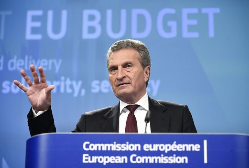 Budjettikomissaari Günther Oettinger on vedonnut jäsenmaihin, jotta ne joustaisivat tiukimmista leikkausvaatimuksistaan. LEHTIKUVA/AFP