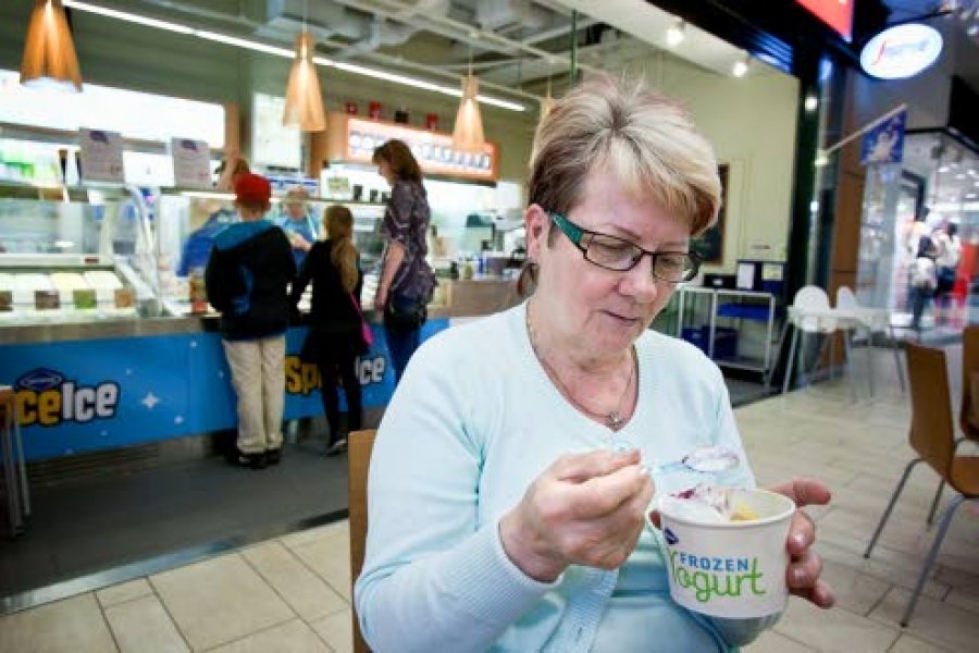 Liisa Heikkinen maisteli ensimmäistä kertaa Spicen Ice Frozen Yogurtia kauppakeskus Isossa Myyssä viime viikolla. Tämä maistuu enemmän pehmikseltä, kun mitä odotin. Jogurttia saisi olla vieläkin lisää.
Heikkisen mielestä Joensuun kahviloissa tulisi tarjota enemmän kevyitä tuotteita.