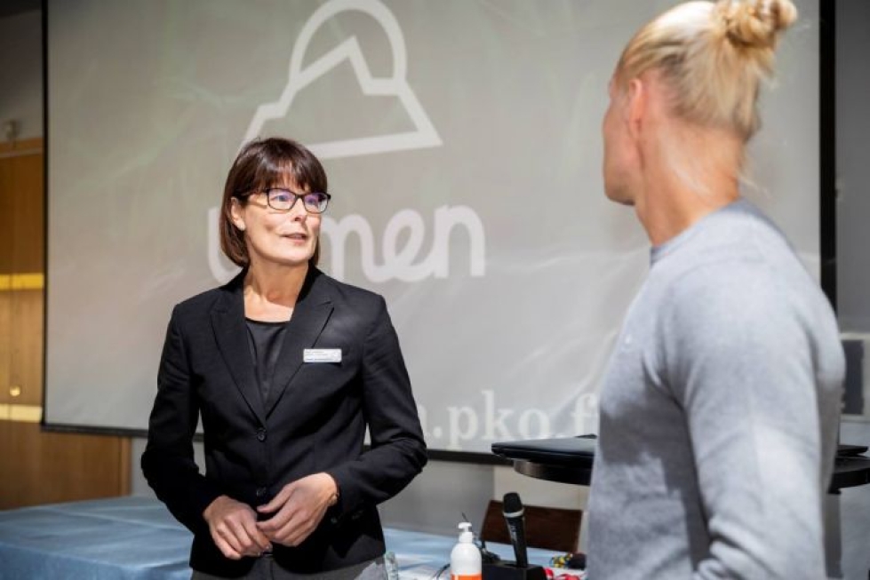 Axon Lifen työhyvinvoinnin kehittäjä Pekka Sorsa keskustelemassa Uumenesta PKO:n matkailu- ja myyntijohtajan Tiina Kannisen kanssa.