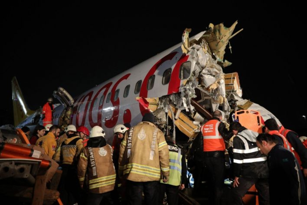 Pegasus Airlinesin Boeing 737 -matkustajakone suistui ulos kiitoradalta ja katkesi kolmeen osaan. LEHTIKUVA/AFP
