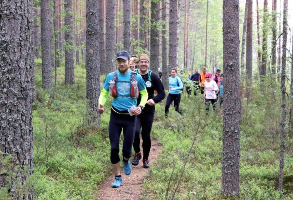 Kuva kesäkuun alusta Mennään metsään -kiertueelta Patvinsuolta. Letkan kärjessä Marko Krapu.