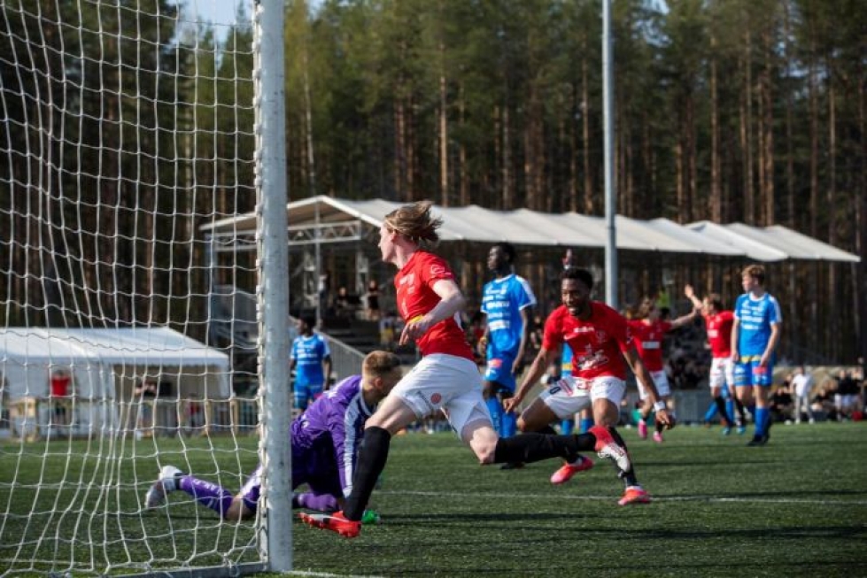 Nuutti Tykkyläinen on iskenyt paluupallosta Jipon kauden ensimmäisen osuman Ykkösessä. Taustalla hyvin pelannut Wilterlynd Inalien.