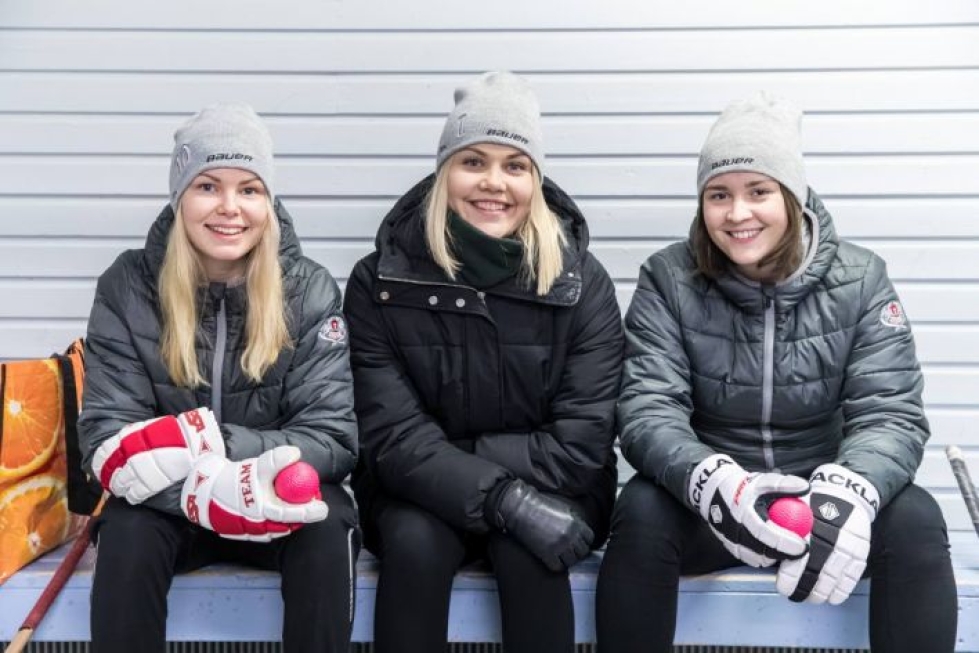 Joensuussa opiskelevat Joanna Nykänen, maalivahti Tytti Segerman ja Sara Oravuo haaveilevat Ruotsissa pelaamisesta ja MM-mitaleista.