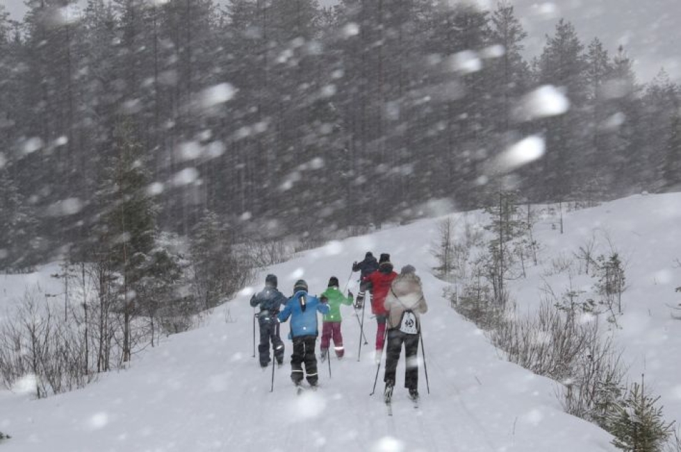 Ahmovaaran lapset osallistuivat Ahman hiihtoon perjantaina Juuassa.