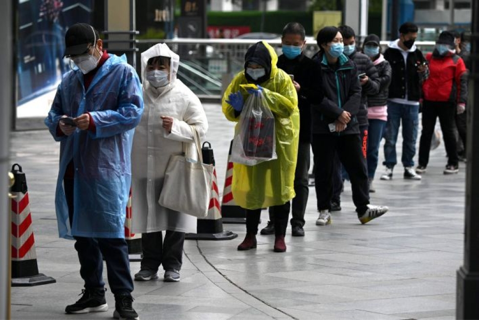 Vielä viime vuonna Kiinan talous kasvoi 6,1 prosentilla. Ihmiset jonottivat maanantaina ruokakauppaan Wuhanin suurkaupungissa. LEHTIKUVA / AFP