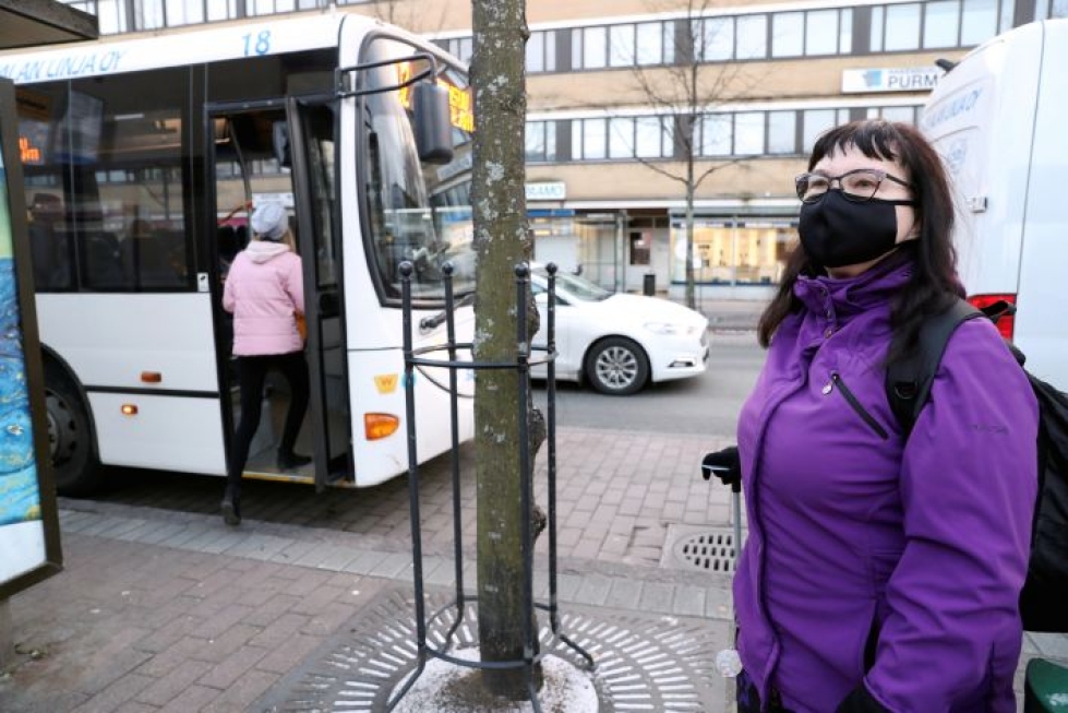 Maskeja suositellaan muun muassa busseissa Joensuussa. Auli Kaci-Amer on käyttänyt maskia aktiivisesti yli kaksi kuukautta.
