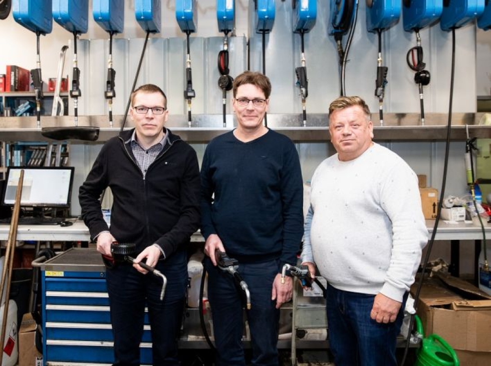 Näillä miehillä on kaikilla Ölypisteestä toimitusjohtajakokemusta: oikealta yrityksen perustaja Jyrki Miikki ja nykyiset omistajat Timo ja Taisto Nuutinen.