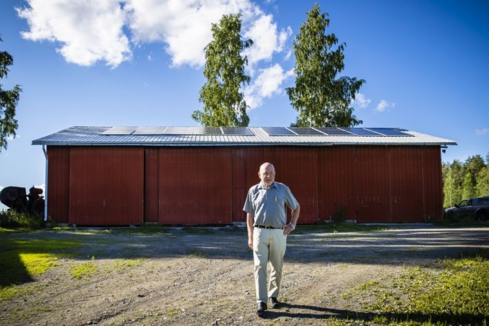 Nilsiän Vuotjärvellä asuva Juhani Savolainen on kesäisin sähkön ja lämmityksen suhteen lähes omavarainen. Savolaisen tilalta löytyy 40 aurinkopaneelia.