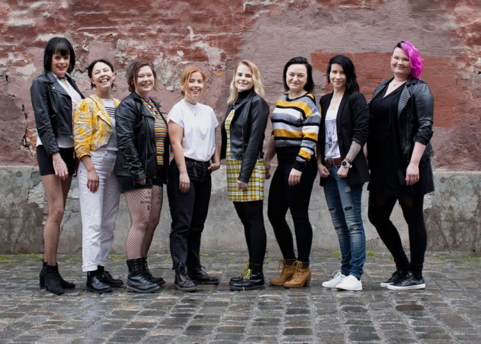 Kuvassa Miss Gay Finland 2019 -finalistit. Joensuulainen Anne Vartiainen kuvassa toinen oikealta.