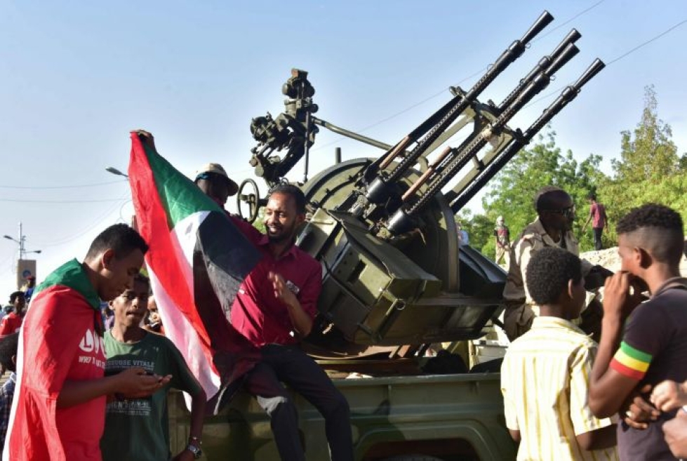 Sudanin uusi sotilashallinto sanoi lauantaina, että mielenosoittajia surmanneet joutuvat vastaamaan teoistaan oikeuden eteen. Lisäksi se ilmoitti lopettavansa heti yöllisen ulkonaliikkumiskiellon. LEHTIKUVA/AFP