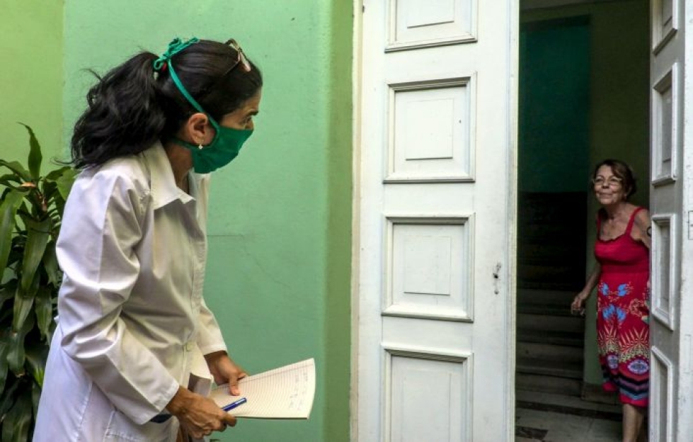 Koronapandemia antoi uutta vauhtia Kuuban hiipuneelle lääkäriviennille. Lehtikuva/AFP