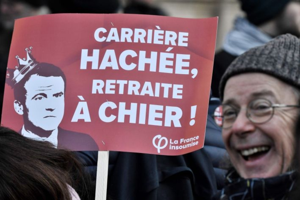 Taistelu presidentti Emmanuel Macronin eteenpäin viemää eläkeuudistusta vastaan jatkuu Ranskassa. Lehtikuva/AFP
