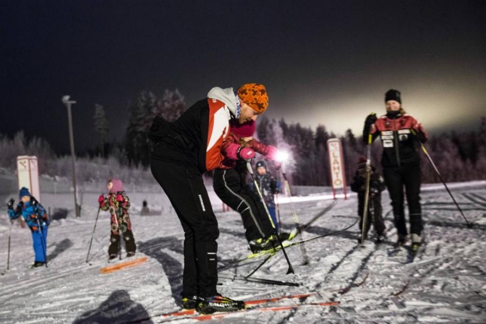Janne Vatanen auttaa 4-vuotiaan Iida Mustosen takaisin suksille ja matka jatkuu.
