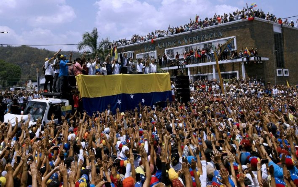 Väliaikaiseksi presidentiksi julistautunut oppositiojohtaja Juan Guaido piti puhetilaisuuden Valenciassa Venezuelassa maaliskuun puolivälissä. LEHTIKUVA / AFP