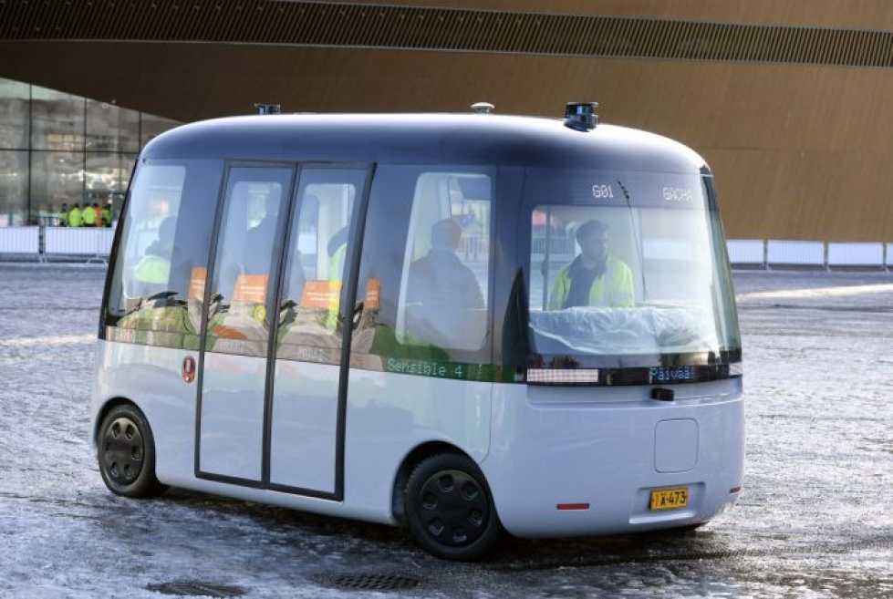 Helsingissä esiteltiin pari vuotta sitten Gacha-bussi, jonka itseohjautuvan ajojärjestelmän on kehittänyt espoolainen Sensible 4. LEHTIKUVA / Heikki Saukkomaa