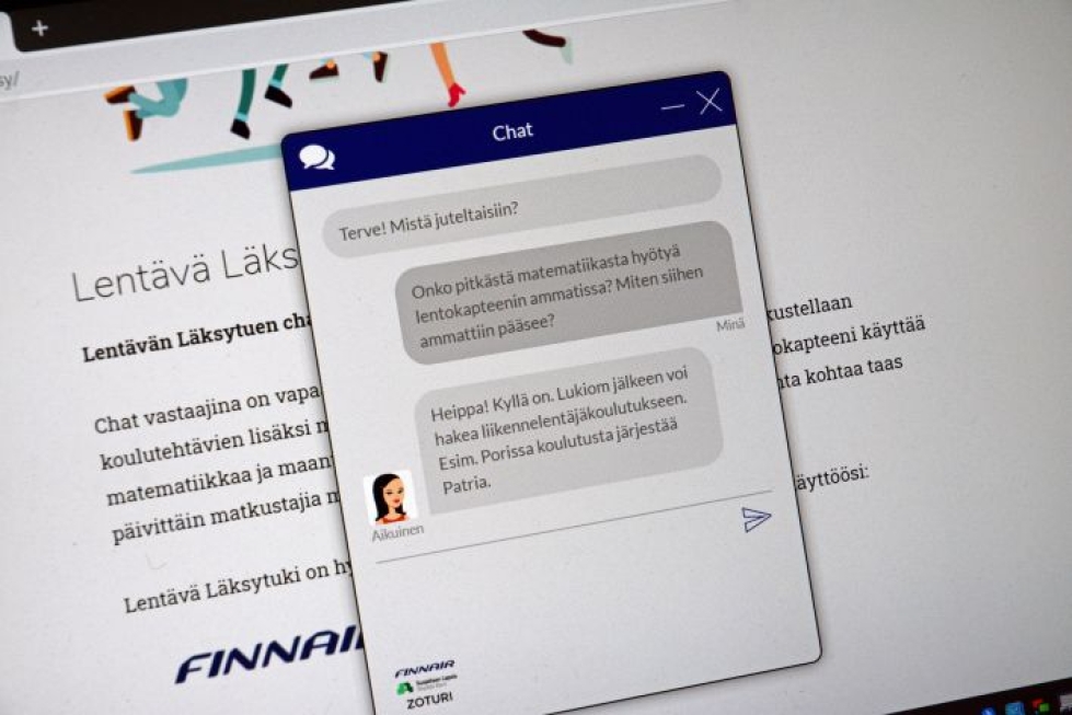 Iltapäivisin kello kolmesta viiteen Finnairin työntekijät auttavat nuoria läksyissä.