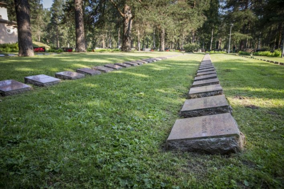 Joensuun hautausmaalla ei ole ollut sankarihautojen kohdilla istutuksia moniin vuosiin. Nurmikon leikkaaminen on myös helpompaa ilman istutuksia.