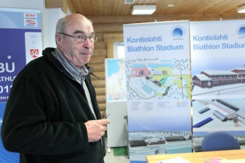 MM-projektipäällikkö Esa Haapala esittelee havainnekuvaa Kontiolahden ampumahiihtostadionin uudesta ilmeestä.