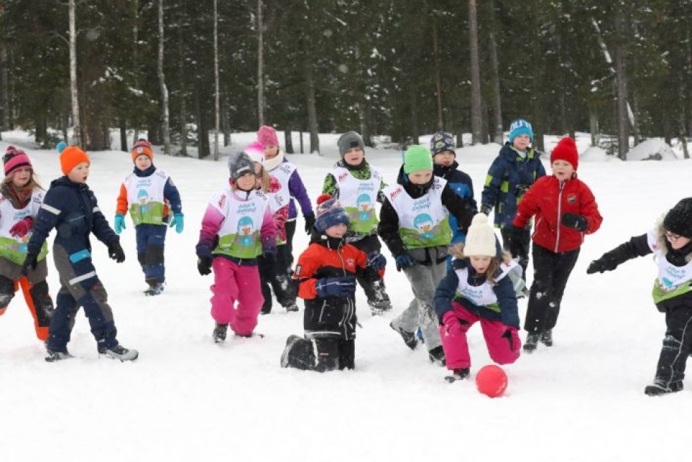 Lasten Lumipäivillä innostetaan monipuoliseen liikuntaan. Timitran hiihtokeskuksessa pelattiin tiistaina myös palloa.