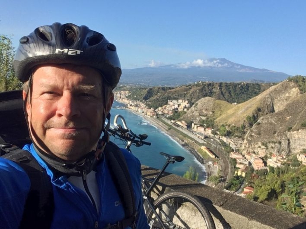 Polkupyöräily halki Italian oli Tuomo Häyrisen 60-vuotismatka. Tässä hän on lähdössä Catanian kautta kohti Syrakusaa. Takana näkyy Etna.