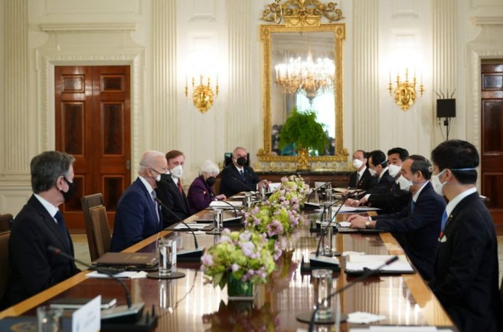 Yhdysvaltain presidentti Joe Biden (2. vas) ja Japanin pääministeri Yoshihide Sugan tapasivat ensimmäisen kerran perjantaina. Lehtikuva/AFP