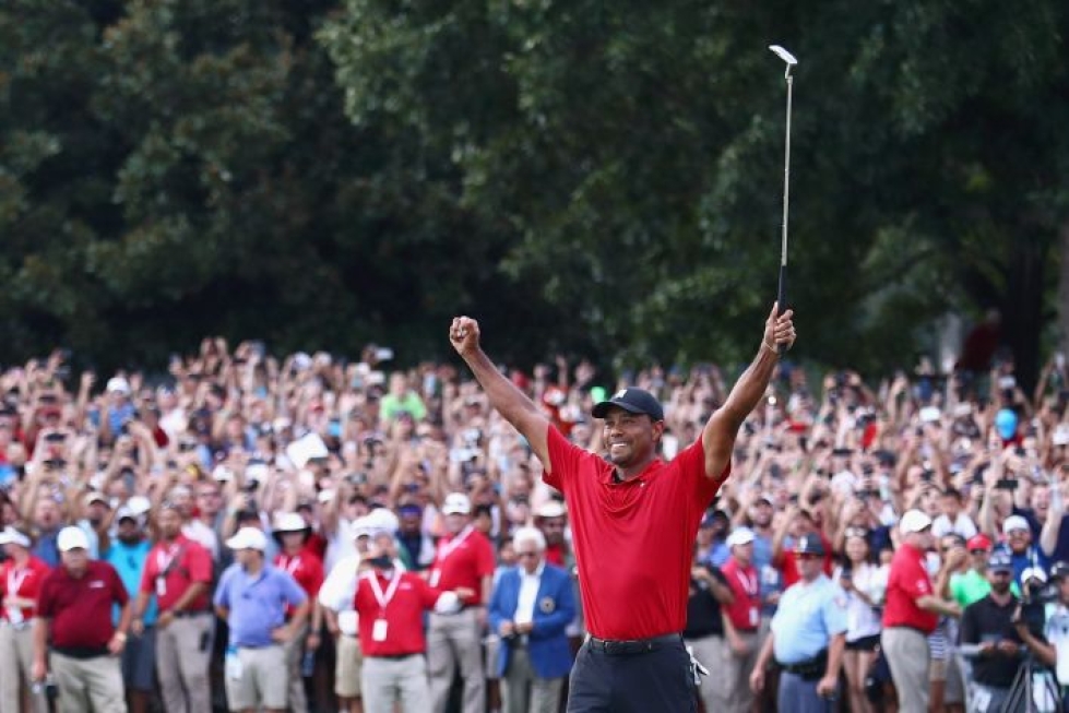 Woods nosti kätensä ilmaan upotettuaan viimeisen puttinsa ja sinetöityään ensimmäisen voittonsa sitten vuoden 2013. Lehtikuva / AFP