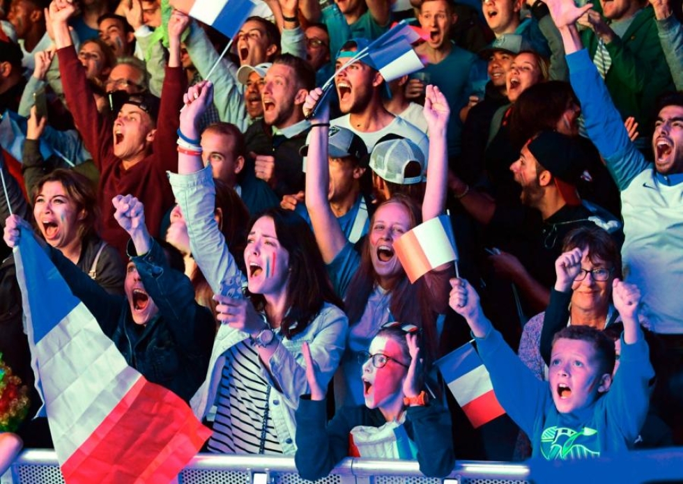 Ranskan kannattajat iloitsivat isäntäjoukkueen menestyksestä jalkapallon EM-kisoissa. Ranska kukisti toisessa ottelussaan Albanian 2–0 ja varmisti jatkopaikkansa kisoissa. LEHTIKUVA/AFP