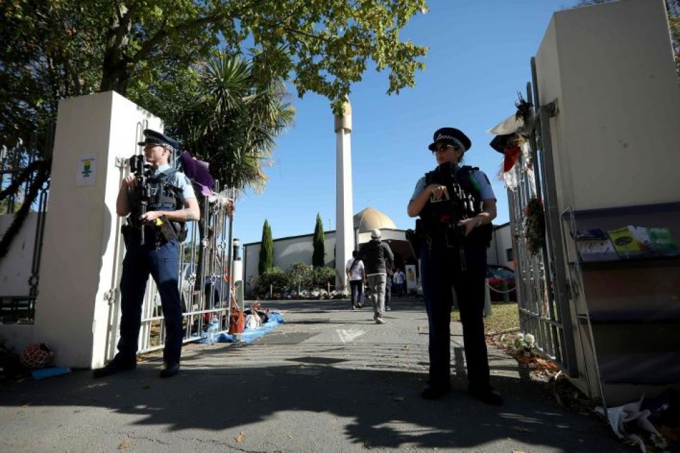 Aseistettuja poliiseja vartiossa Al Noorin moskeijan ulkopuolella Uuden-Seelannin Christchurchissa 3. toukokuuta.  LEHTIKUVA/AFP