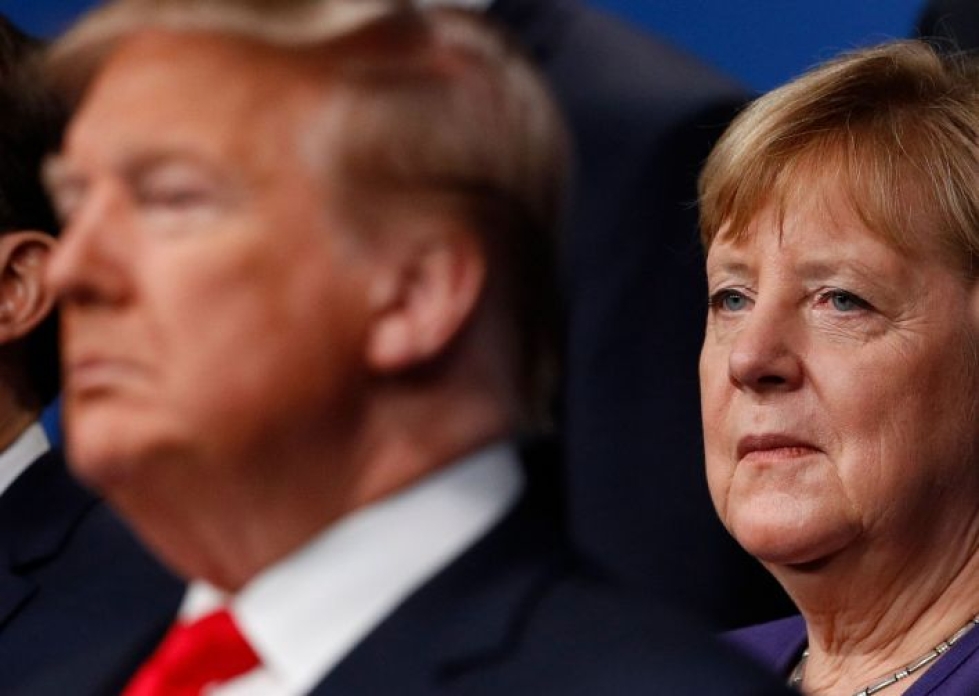 Saksan liittokansleri Angela Merkel (oik.) kertoi aiemmin, ettei aio osallistua presidentti Donald Trumpin kaavailemaan kesäkuun kokoukseen koronavirustilanteen takia. LEHTIKUVA / AFP