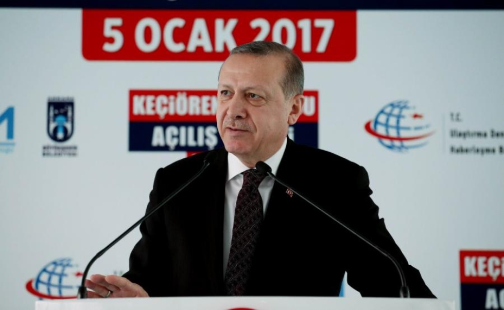 Turkin presidentin Recep Tayyip Erdoganin valta kasvaa, jos kiistelty perustuslain muutos hyväksytään. LEHTIKUVA/AFP