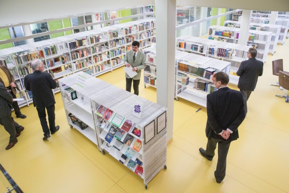 Tikkarinteelle on keskitetty ammattikorkeakoulun kirjasto, jolla on avarat ja valoisat tilat.