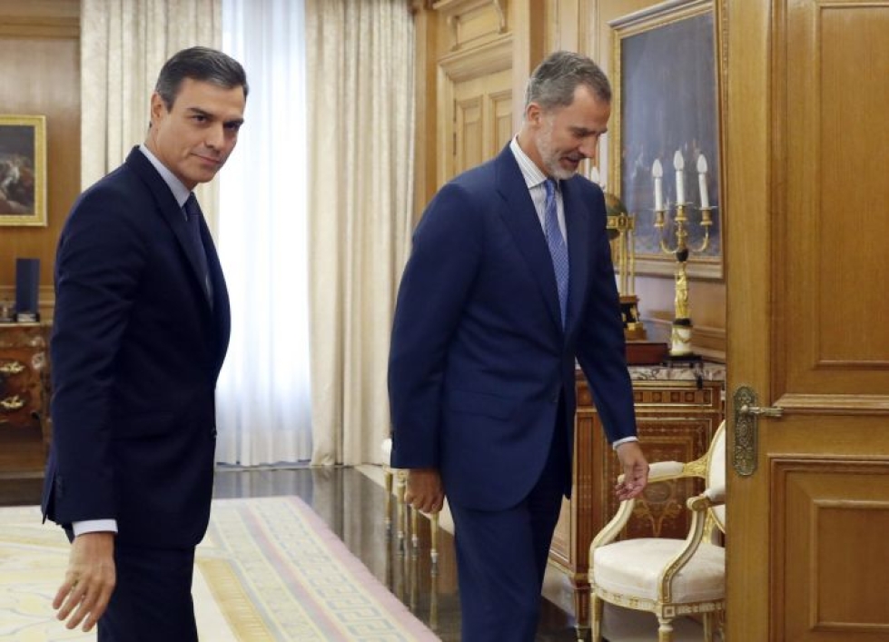 Espanjan virkaa tekevä pääministeri Pedro Sanchez ja kuningas Felipe VI tapasivat alkuviikolla hakeakseen hallitusratkaisua. LEHTIKUVA/AFP