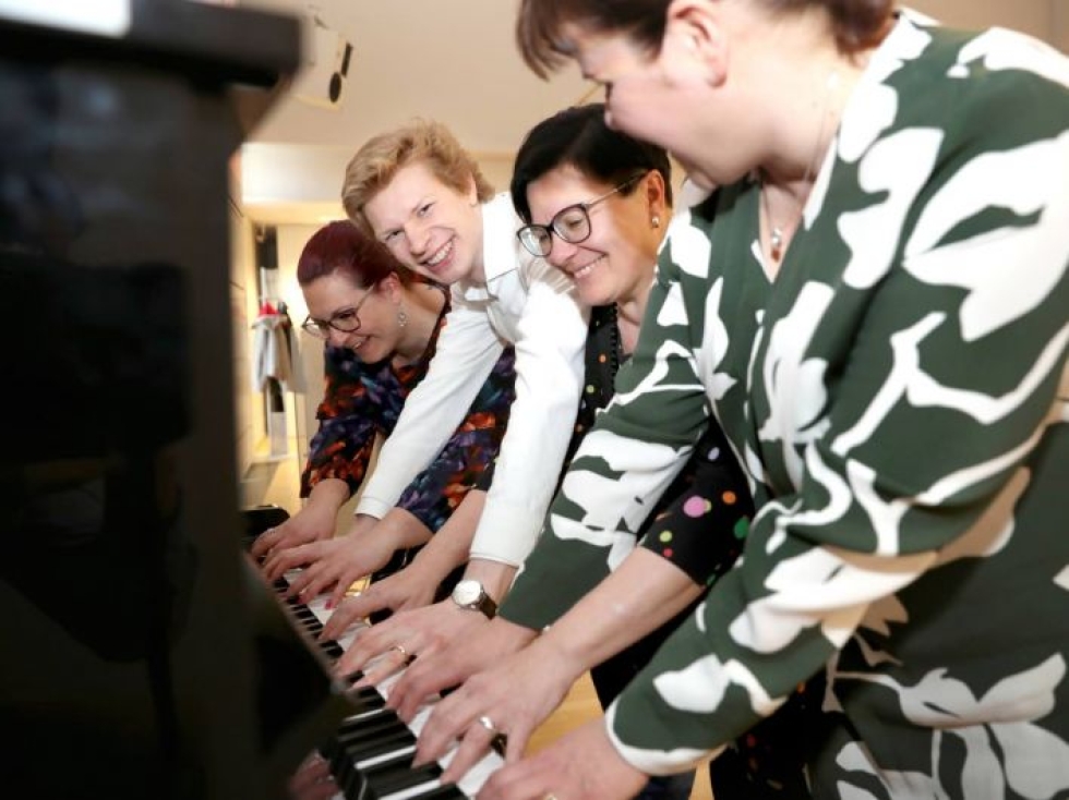 Syksyä säveltämässä samojen koskettimien ääressä vasemmalta lukien Annika Huotari, Eero Lehtimäki, Sari Kaasinen ja Marjo Vattulainen.