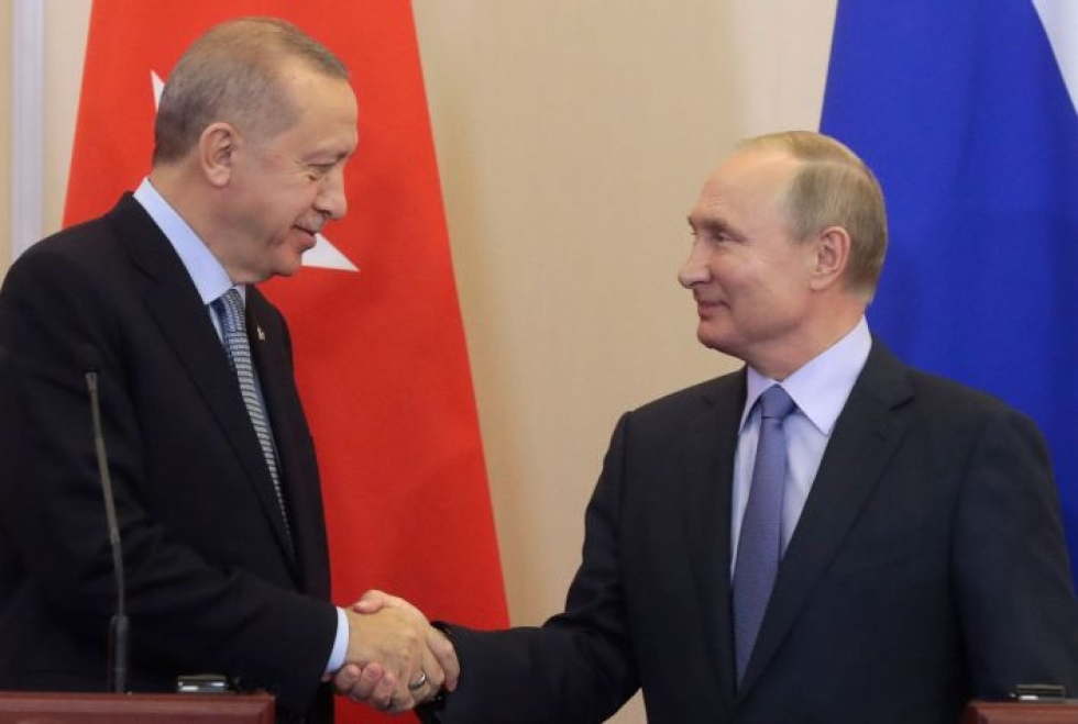 Turkin ja Venäjän presidentit Erdogan ja Putin pääsivät sopimukseen Sotshissa tiistaina. Lehtikuva/AFP