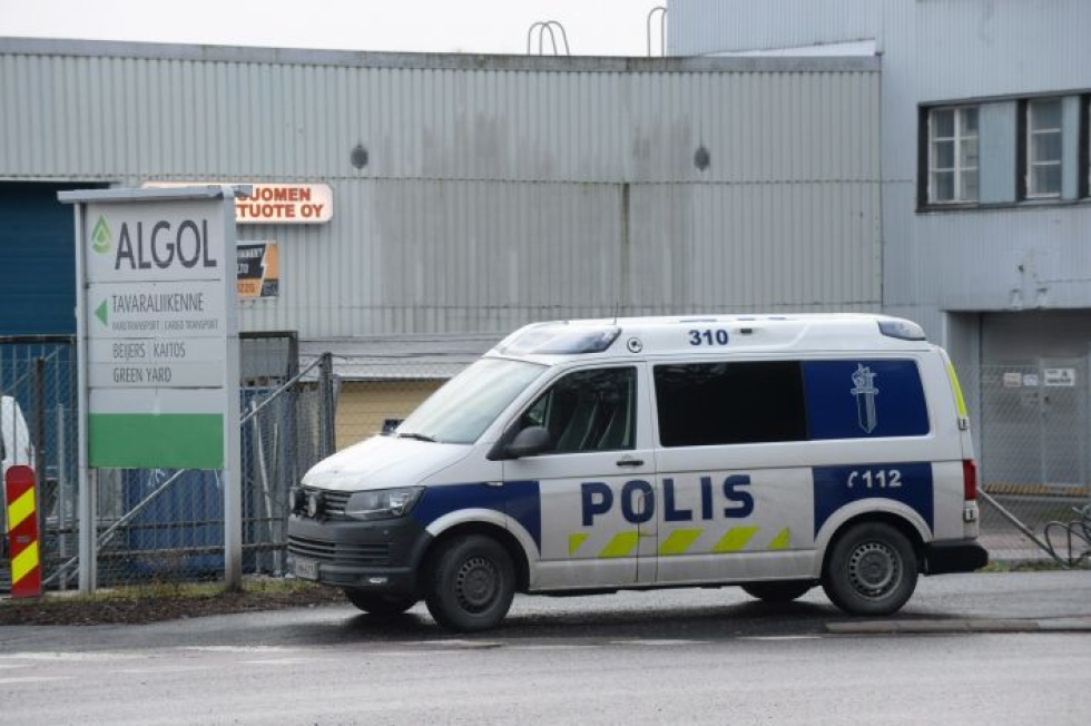 Poliisi tutki hyökkäystä espoolaiseen varastoon. Lehtikuva / Mikko Stig