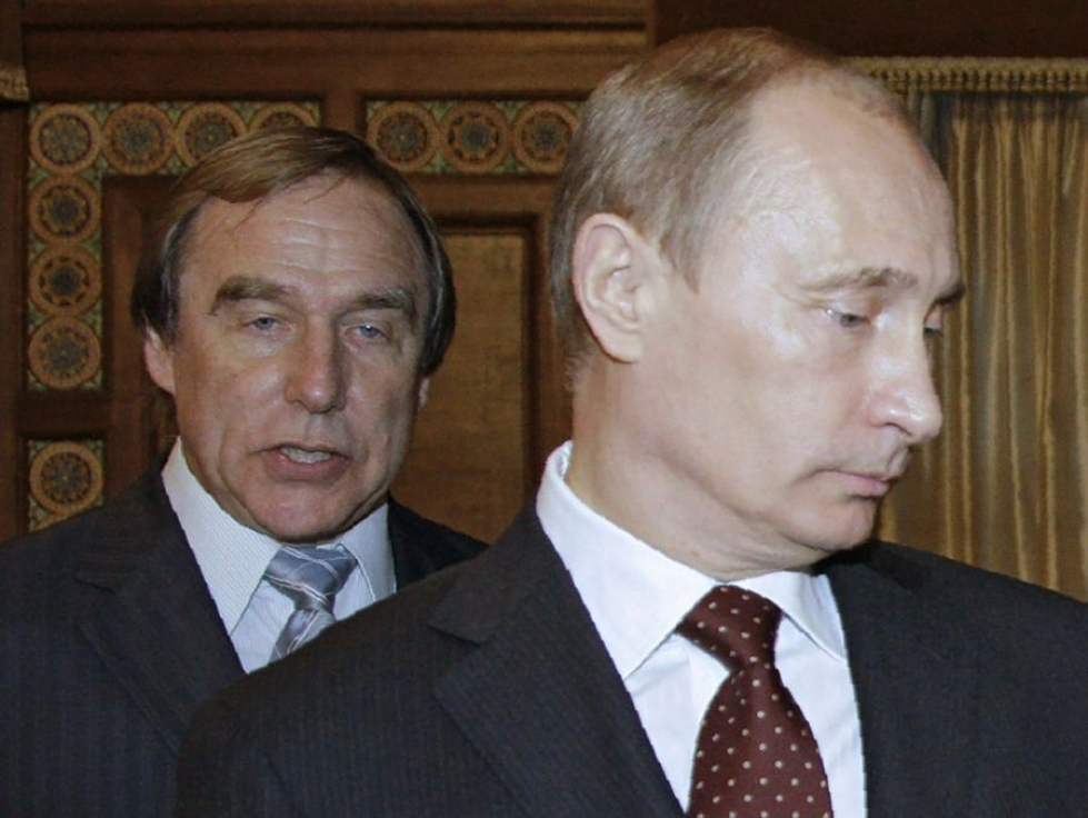 Venäjällä tiedotusvälineiden päähuomio on kiinnittynyt presidentti Vladimir Putinin hyvän ystävän Sergei Rolduginin (kuvassa Putinin takana) omistamiin veroparatiisiyhtiöihin. LEHTIKUVA/AFP