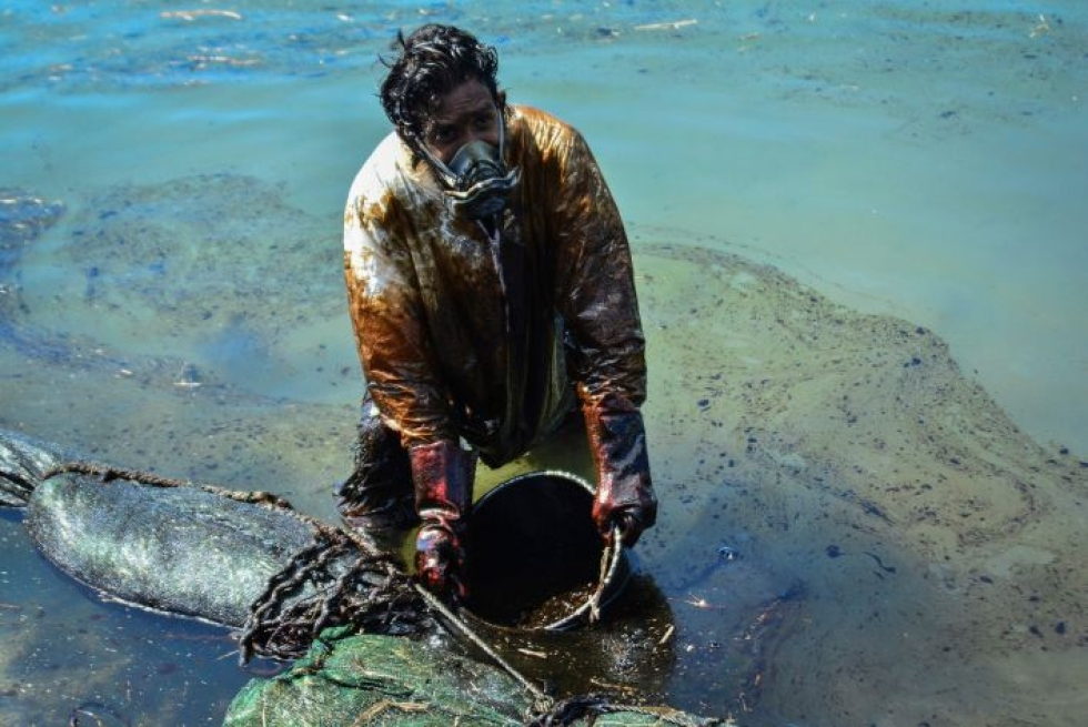 Mauritiuksella vapaaehtoiset ja viranomaiset ovat yrittäneet rajoittaa öljyvahinkoja, mutta öljyä on levinnyt jo hyvin laajalle alueelle. Lehtikuva/AFP