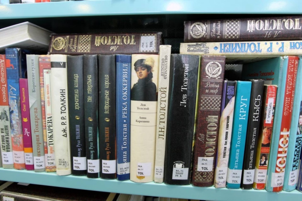 Klassikot, kuten Leo Tolstoin Anna Karenina, ovat keskeinen osa venäjänkielistä kirjavalikoimaa. Niiden lisäksi kirjasto on hankkinut enemmän nykykirjallisuutta ja lastenkirjoja.