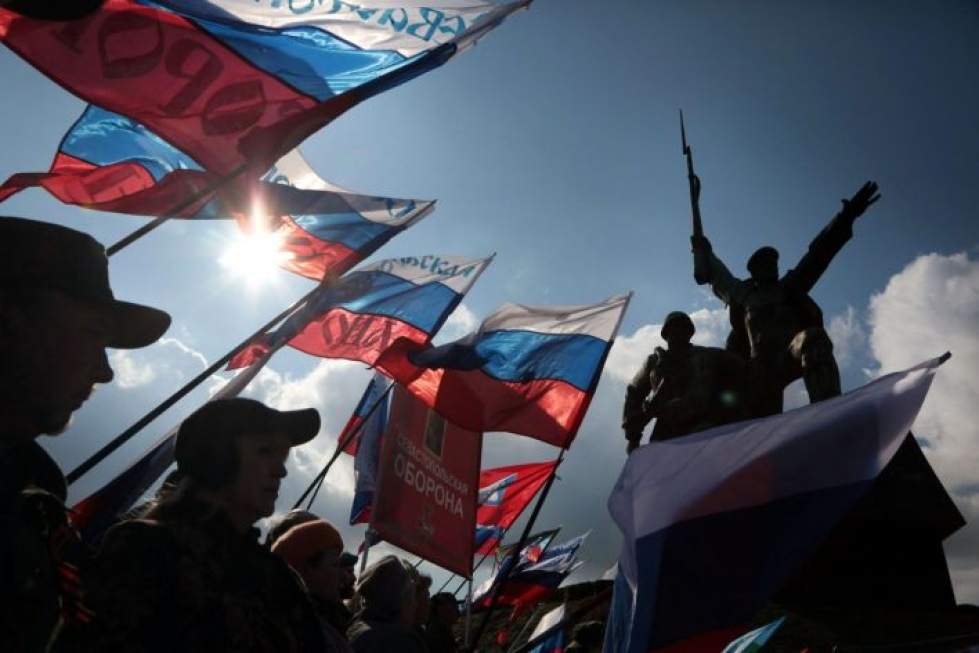 Venäjä-mieliset juhlivat Krimin valtauksen vuosipäivää Sevastopolissa kaksi vuotta sitten. Suomi tuomitsee Venäjän toimet kansainvälisen oikeuden ja YK:n peruskirjan vastaisina.  LEHTIKUVA / AFP