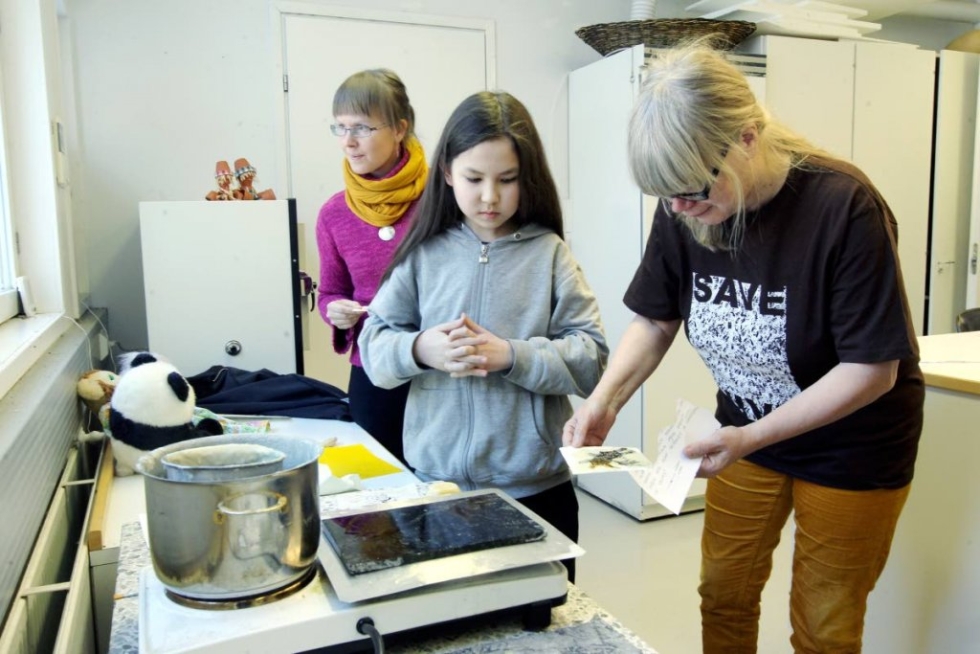 Taiteilija Ritva-Liisa Vartiainen opettaa mehiläisvahataidetta, keskellä Venja Laakkonen, taustalla Sari Kaakinen.