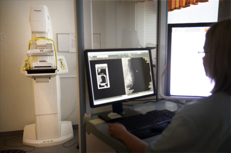 Mammografialaitteella otettua kuvaa tarkastellaan HYKSin Syöpätautien klinikalla. Kansainvälisen tutkijaryhmän mukaan talouskriisi lisäsi syöpäkuolemia maailmanlaajuisesti varsinkin maissa, joissa ei ole kattavaa julkista terveydenhuoltoa. LEHTIKUVA / Vesa Moilanen