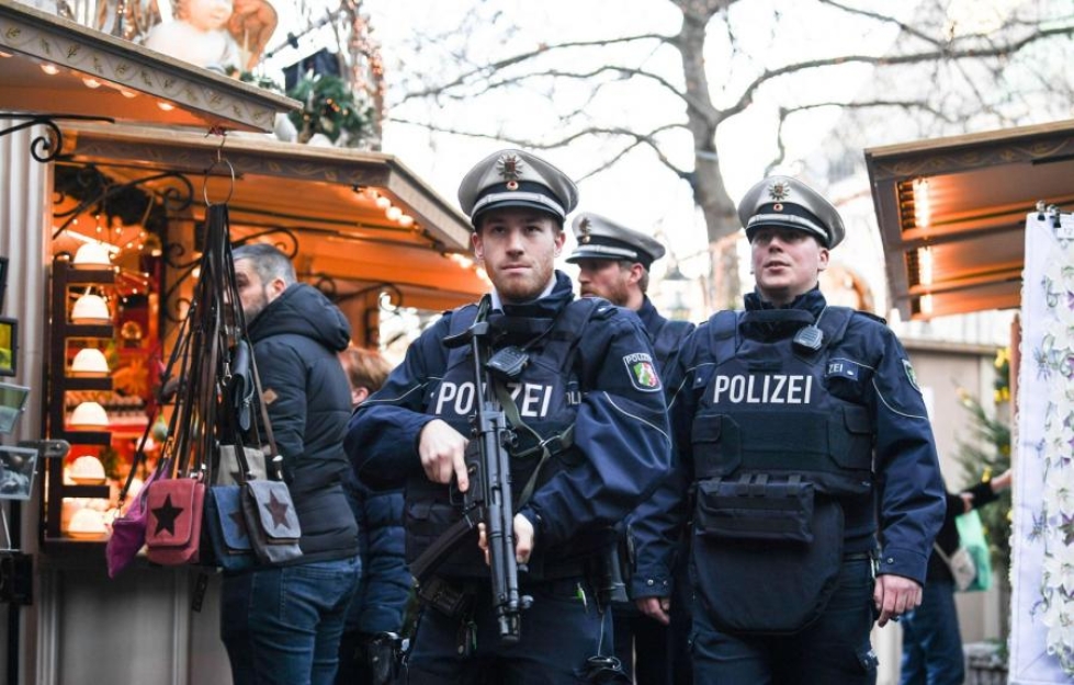 Poliisi vartioi nyt Saksassa näkyvästi esimerkiksi eri kaupunkien joulumarkkinoilla. LEHTIKUVA/AFP