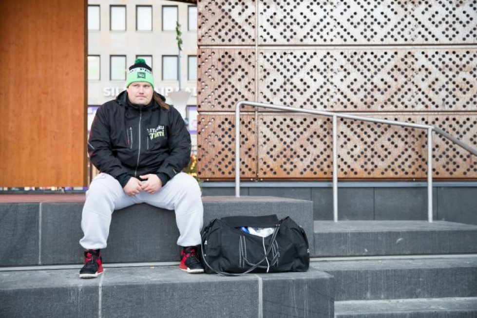 Mika Törrö hengaili pitkään asunnottomana Joensuun keskustassa. Nyt hän on päässyt jaloilleen ja menestynyt urheilussa, eikä todellakaan halua palata enää vanhaan elämäänsä.