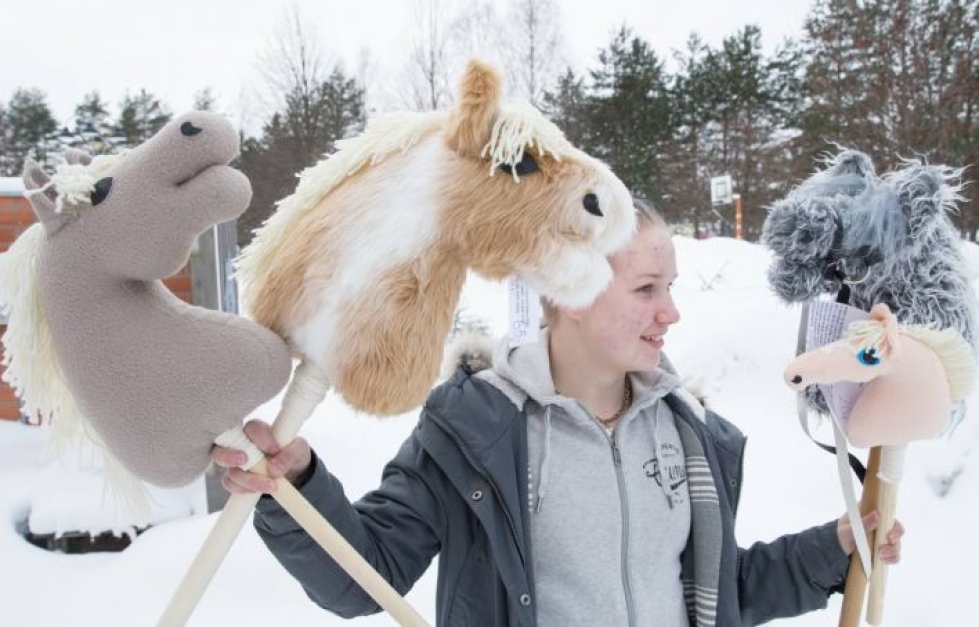 Aada Rummukaisen tekemiä keppihevosia on esillä Käsityöyhdistys Lipin tiloissa Ylämyllyllä.