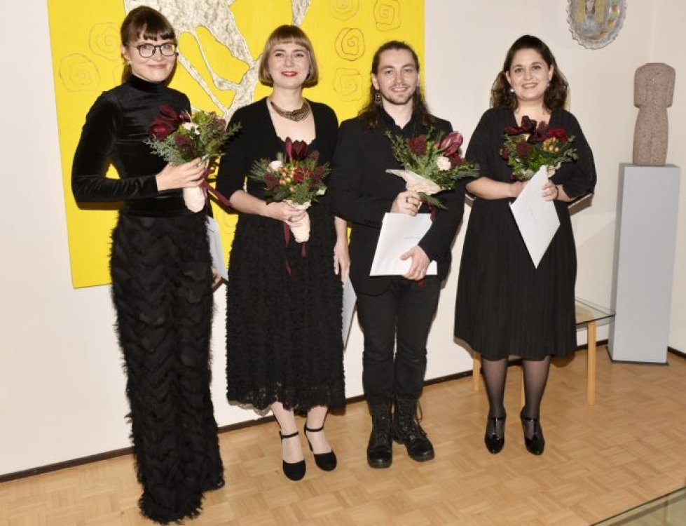 Maija Sirkjärvi (vas.), Kaija Rantakari, Susinukke Kosola ja Silvia Hosseini saivat kirjallisuuspalkinnot. LEHTIKUVA / MESUT TURAN