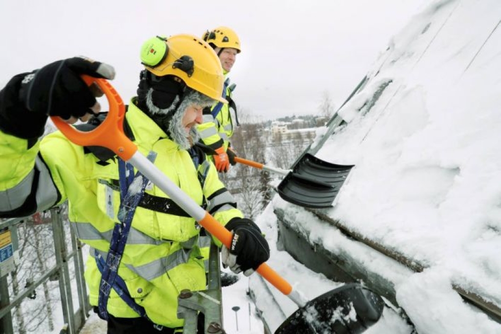 Joensuun kaupungin erikoislumimiehet Matti Kettunen ja Antti Lehikoinen poistivat perjantaina lunta Joensuun kaupungintalon katolta.