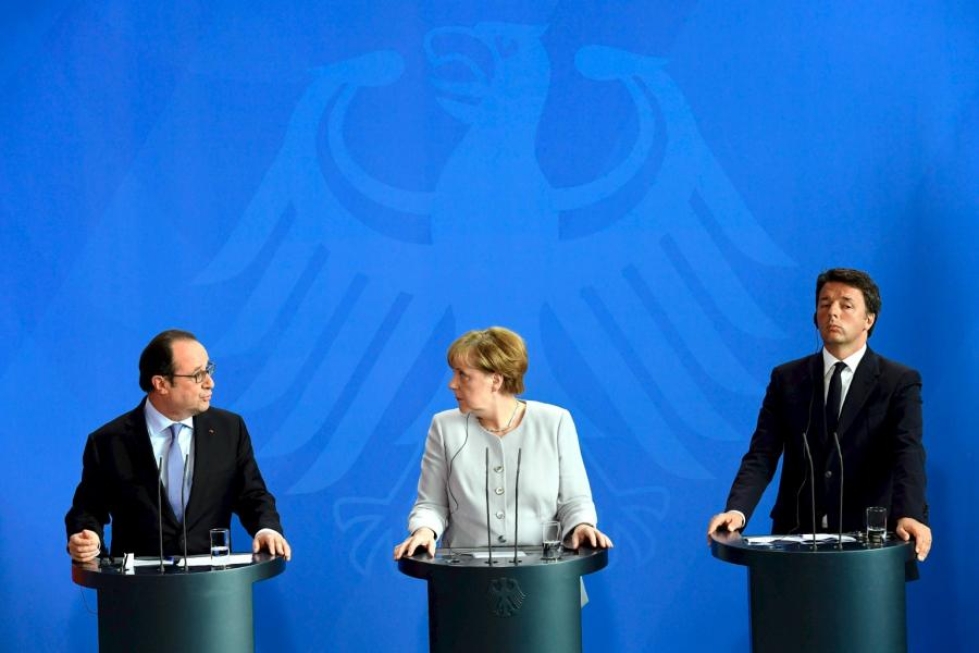 Liittokansleri Merkelin mukaan hän, Ranskan presidentti Francois Hollande (vas.) ja Italian pääministeri Matteo Renzi (oik.) ovat yksimielisiä neuvotteluasiasta. AFP/LEHTIKUVA