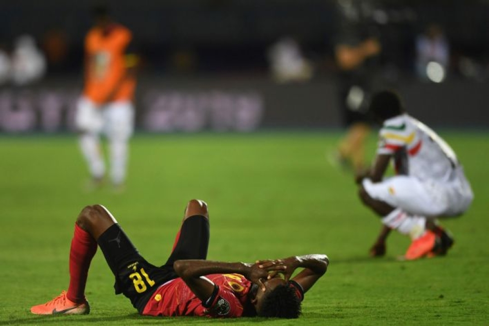 Angolan keskikenttäpelaaja Herenlison Caifalo do Carmo joutui pettymään. Lehtikuva / AFP