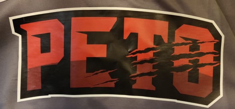 Perinteinen PeTo pelaa ensi kaudella tällä logolla. Nimi on tosin ainoa linkki 70-luvulla kuopattuun Joensuun Peli-Tovereihin.